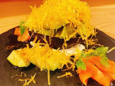 アボカドとスモークサーモンのファルシ　ふわふわミモレットチーズ