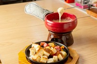 スイス産グリュイエール・エメンタールチーズ使用！白ワイン少なめ、酸味を抑えたマイルドで濃厚フォンデュ！
（具材付き、パンお替り無料）