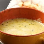 バジル好きにはたまらない、香りが心地いいチーズフォンデュ！
（具材付き、パンお替り無料）