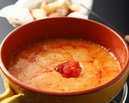 チーズにはやっぱりトマト。自家製トマトソースを加えた、じゃがいもやブロッコリーが合うチーズフォンデュ！
（具材付き、パンお替り無料）