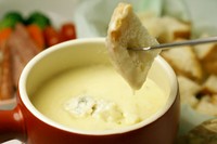 パンに蜂蜜を付け、チーズフォンデュへ！蜂蜜と青カビチーズの相性ぴったり！
（具材付き、パンお替り無料）