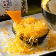 みたらしソースとアボカドとミモレットチーズのアンサンブル。人気の一品。