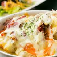 バゲットを白ワインに浸し、パストラミ、トマト、チーズを乗せオーブンで焼いた一品。生クリームを使用し、日本人好みの味に。家庭ごとに異なる、スイスの定番料理です。