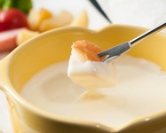 スイスの代表的なチーズ料理が楽しめるセット料理！
予約は【湯島天神横ラクレットグリル店】へ