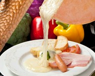 ハイジのラクレットチーズとチーズフォンデュが楽しめるチーズ好きには堪らないセット料理！
