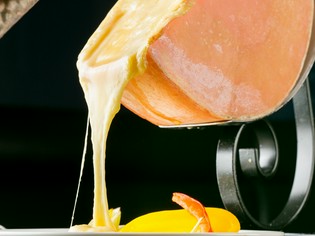 産地の違いや農場の個性が味に表れるラクレットチーズ