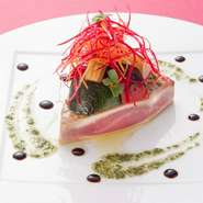 鉄板でレアに焼き上げたマグロを、バジルとバルサミコソースで
お召し上がりください。