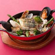 シェフ渾身の一品。やさしい味わいの白身魚と貝類から出る出汁がたまりません。
お野菜も加えてボリュームもたっぷり！！