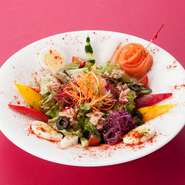 10種類のお野菜を使用した彩りサラダ。バラのサーモンを添えたローザ・ローハのオリジナル。