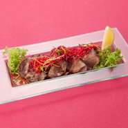 香ばしく焼き上げた牛タンにお野菜を添えてご用意。
おつまみとしても頂けるサラダです。