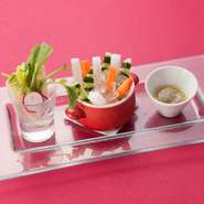 見た目も可愛いちいさな野菜スティックです。
バーニャカウダーソースと共にお召し上がりください。