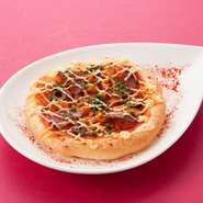 コカとはスペイン版ピザのこと。
ふんわり生地にチョリソ、オリーブなどをのせて焼き上げます。
