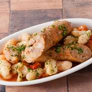スペインの郷土料理「豆のトマト煮込み」にソーセージをあわせました。