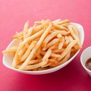 やっぱり人気☆フライドポテトです。
ブラバスソースはトマトをベースにしたスパイシーソースのことです。
スペインバルならではの味わい。
レギュラーサイズ：￥580
大盛：￥1000