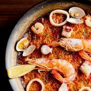 スペインといえば海老や貝などの魚介パエリアが有名。魚介のエキスをギュッと詰め込んだ出汁はホテルレストランならではの上品な仕上がりに。1度は食べておきたいスペインの定番料理です。