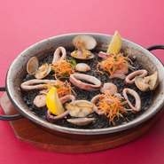 魚介エキスにイカスミを加えることで、味わいに深みがぐっと増します。
バル通の皆様もイカスミをたっぷりと使った味わいを
是非一度、お試しください。