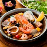 スペイン料理の代名詞「パエリア」！！
有頭海老、タコ、イカなどたっぷりの魚介の旨みをとじこめたパエリアをお楽しみください。

【内容】
・シーフードパエリア
・タパス2種
・一口スープ、ミニサラダ