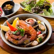 ローザローハ開業5周年記念。お肉と魚介を一度に楽しめる贅沢パエリア。
【内容】
　■ローストビーフと魚介のパエリア
　■シェフこだわりタパス2種
　■カップスープ＆ミニサラダ
　※割引対象外商品となります。