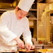 お待ちしていただいている間もお客様にお楽しみいただけるように、当店はオープンキッチンを採用しているため、料理の様子を全てご覧いただけます。