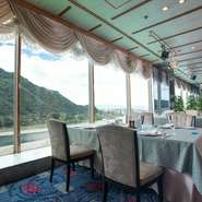 岐阜グランドホテルの12階に位置する【展望レストラン　キャッスル】。正面には金華山と岐阜城、眼下には鵜飼で有名な長良川を望む絶好のロケーションが、料理と共に素敵なおもてなしを演出してくれます。