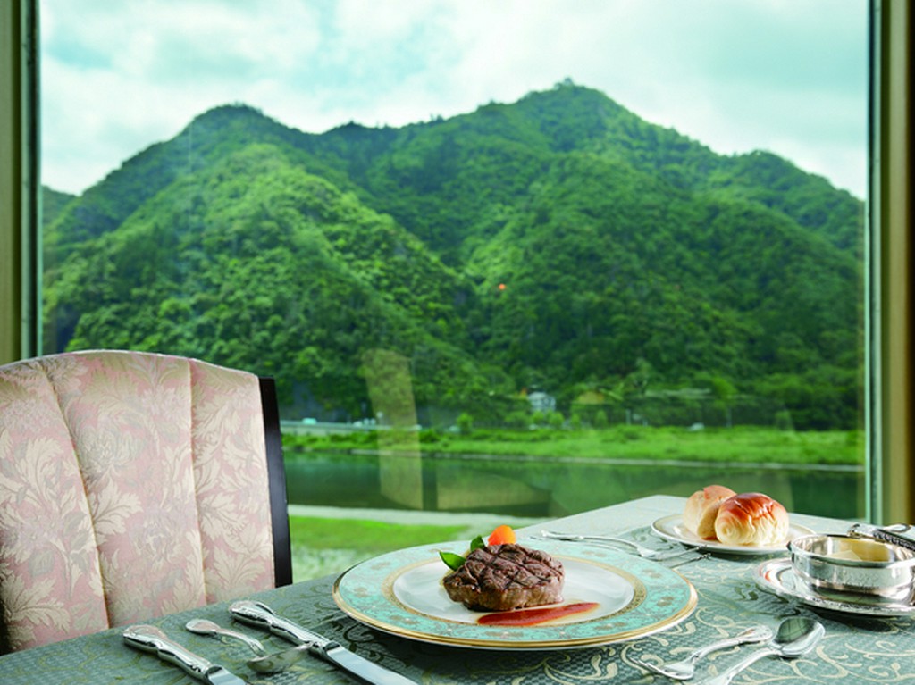 ガラス張りの店内から望める絶景