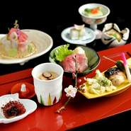 自家製の塩麹に漬け込んだ『サワラの麹漬け』、茶碗蒸し風の『フォアグラの玉地寄せ』など食材にこだわり、目にも鮮やかな料理揃い。食べるのがもったいないと感じるほど、美しく盛り付けられています。