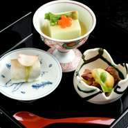 桜の葉の香り漂う「ササダイ」を使った桜寿しや、辛子味噌でいただく「ホタルイカ」など、旬の食材をふんだんに使用した料理が豊富。桜エビの自然な甘みが際立つ『桜エビのごはん』も見逃せません。