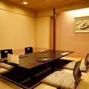 和の情緒あふれる落ち着いた個室は、掘りごたつとお座敷の2種類。静寂な雰囲気の中、ゆったりとした気分で過ごすことができます。個室は人気があるので、早めの予約がおすすめです。