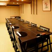 格式の高さを感じさせる個室は、接待や結納など、改まった会食の席としても最適。素材にこだわった、季節感あふれる料理が和やかな場を演出してくれ、思い出に残る素敵な時間となりそうです。