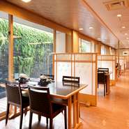 大きな窓があり、開放的な雰囲気の中爽やかなひとときを満喫できます。リーズナブルな値段で楽しめるランチコースもあるので、ママ友や友人としばし日頃の喧噪を忘れてホテルランチはいかがでしょうか。