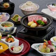 飛騨牛はA3以上のロース肉を使用。柔らかくてジューシーなステーキで味わうことができます。季節の野菜をふんだんに使った炊き合わせなども楽しめる『飛騨牛会席「布袋」』もあります。