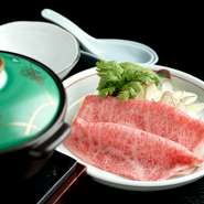 柔らかい和牛のロース肉を使用し、甘辛の自家製タレで煮込んだ鍋。すき焼きと違って、和牛を季節の野菜やきのこ類と一緒に煮ており、厳選素材が織りなす深い味わいが特徴です。