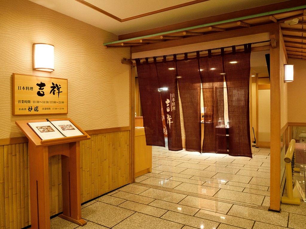 風格を感じさせる和の趣きあふれるエントランス