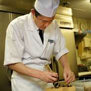 お客様に料理をお出しする時は、できるだけ時間を短縮できるよう心掛けています。熱いものは熱いうちに、冷たいものは冷たいうちに。一番美味しい状態で味わっていただけるようにしています。