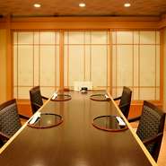 格調のある雰囲気で、年配の方にもご好評いただいております。還暦や喜寿のお祝いなどに、ご家族三世代での会食はいかがでしょうか。JR岐阜駅からはシャトルバスもお出ししています。