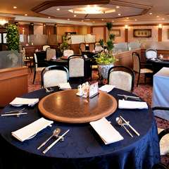 セレブリティを感じさせる豪華な装飾の中、淑女の集い