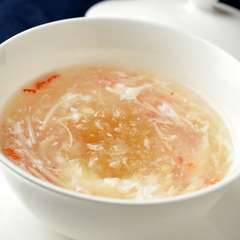 紅白の色使いでお祝いの席にぴったりな『蟹入りふかひれスープ』