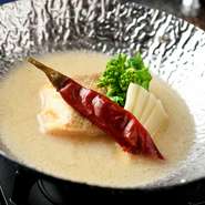 白湯で味付けした甘くて酸っぱいスープです。『中華会席　～陽華～』にていただけます。