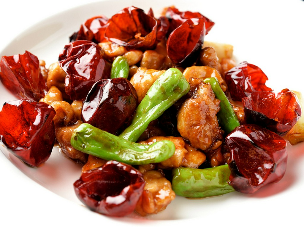 厳選素材を一皿に凝縮した『鶏肉の赤唐辛子炒め』