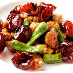 厳選素材を一皿に凝縮した『鶏肉の赤唐辛子炒め』