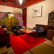 モダンな洋館の中には、和をイメージした個室も完備。1階の個室は、広々とした空間を贅沢に2人で使用できます。座り心地のよいソファーが置かれており、友人との語らいの場や接待にお誂え向きです。