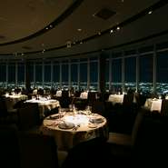 地上160メートルにあるレストランで、きらびやかな夜景など絶好のロケーションで食事ができます。店内はラグジュアリーな雰囲気で、大切な人との記念日や誕生日など特別なシーンに理想的です。