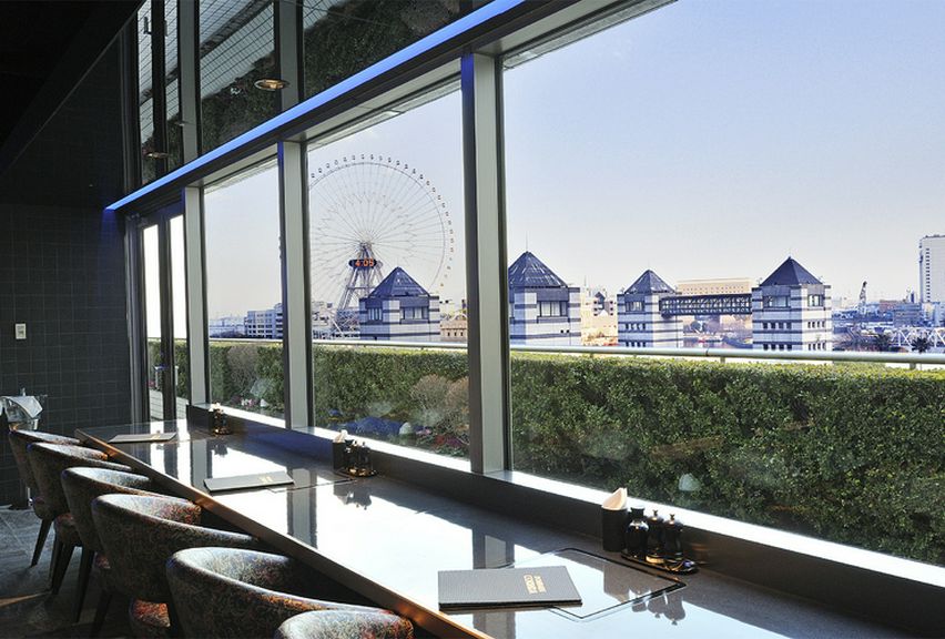 窓から一望できるオーシャンビューもごちそうのひとつです