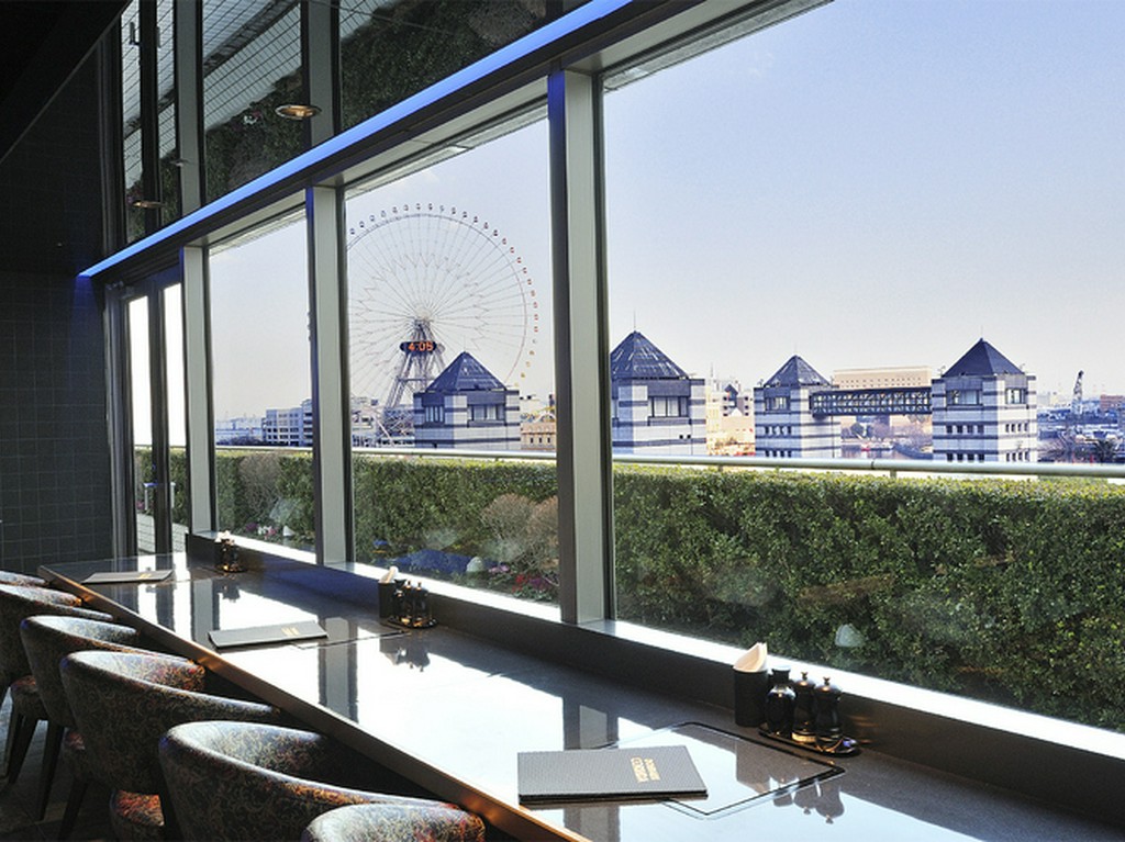 窓から一望できるオーシャンビューもごちそうのひとつです