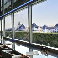 横浜のランドマークタワーの5階にあり日中はオーシャンビューが、ディナータイムにはみなとみらいの煌めく夜景を堪能できます。130名を収容できる広い店内は貸切もでき、結婚式の2次会の利用も可能です。