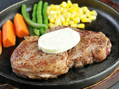 職人さんが心をこめて焼き上げるランチステーキがお値打ちです