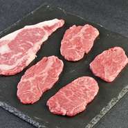 契約牛舎より一頭買いしている国産牛は希少部位の赤身肉にこだわります。おすすめは人気のフィレはもちろん、脂が少ないカタサンカクです。赤身本来の美味しさを感じていただきたいので塩こしょうとワサビ醤油で。