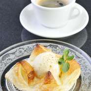 ドルチェメニューも力を入れており、ティータイムでのご利用もできます。『アップルパイ』は焼き立てのアツアツでお出ししています。みなとみらいの散策やショッピング帰りにも気軽にお立ち寄りください。