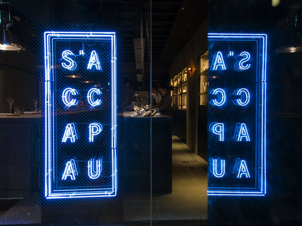 ワインを傾けながら、静かな大人の時間が過ごせる