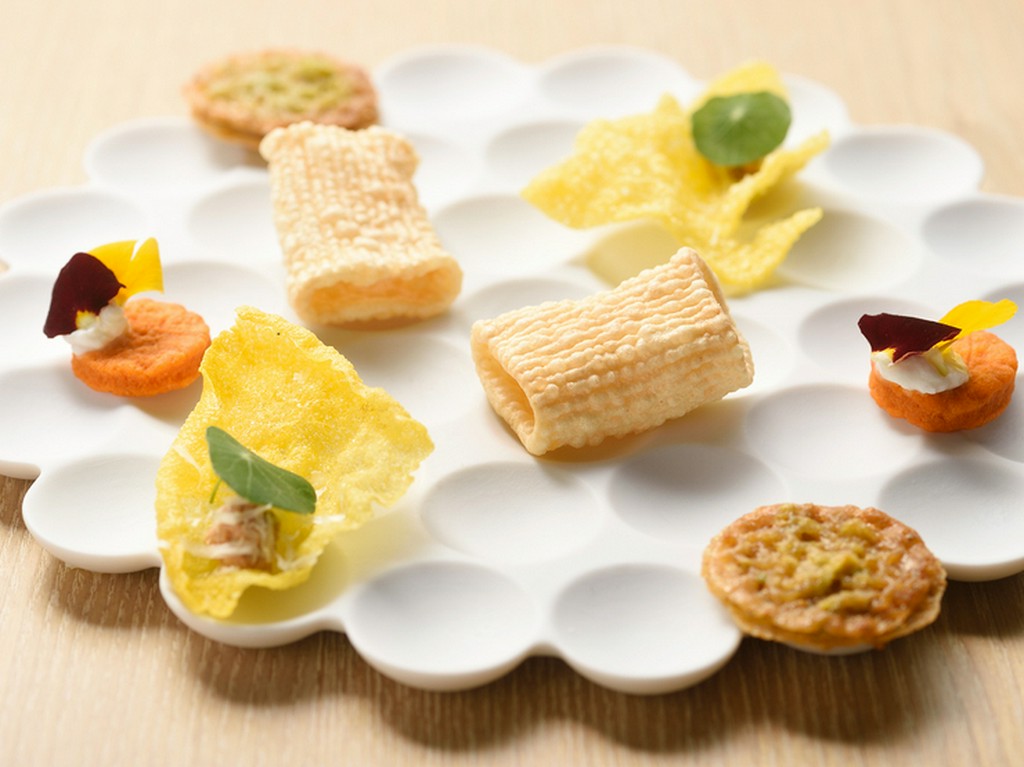 コースの始まりを華やかに飾る『スナック』